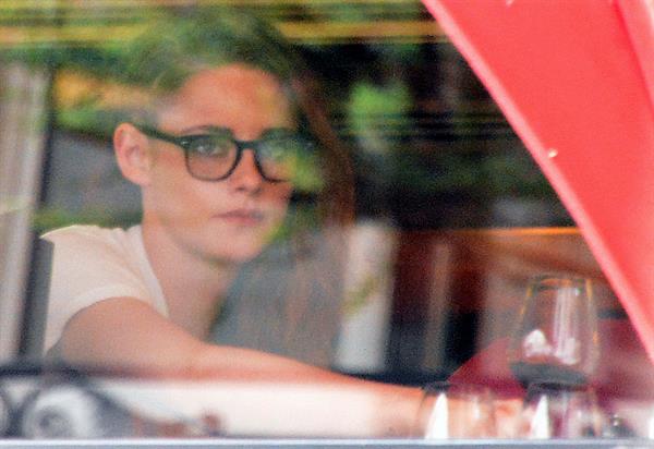 Kristen Stewart at Restaurant Le Castiglione in Paris (July 4, 2013) 