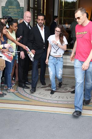 Kristen Stewart at Restaurant Le Castiglione in Paris (July 4, 2013) 