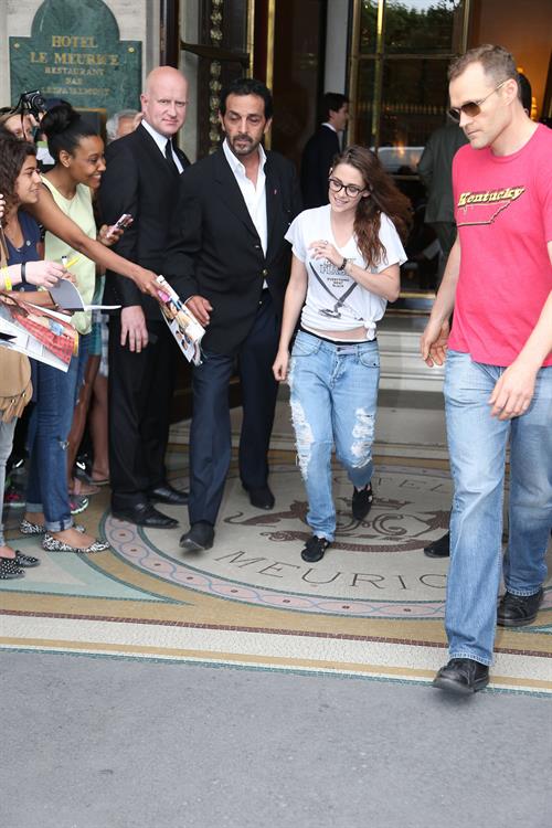 Kristen Stewart at Restaurant Le Castiglione in Paris (July 4, 2013) 
