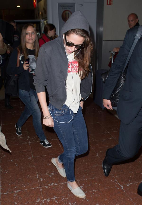 Kristen Stewart at Roissy Charles de Gaulle airport Paris 9/26/12