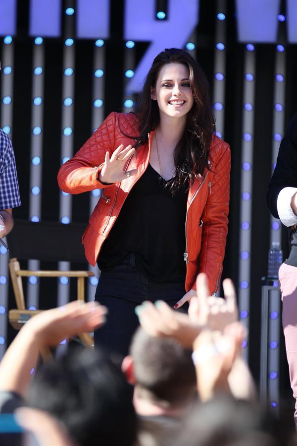 Kristen Stewart - MTV's  Snow White & the Huntsman  Sneak Peek at Universal Citywalk (May 29, 2012)