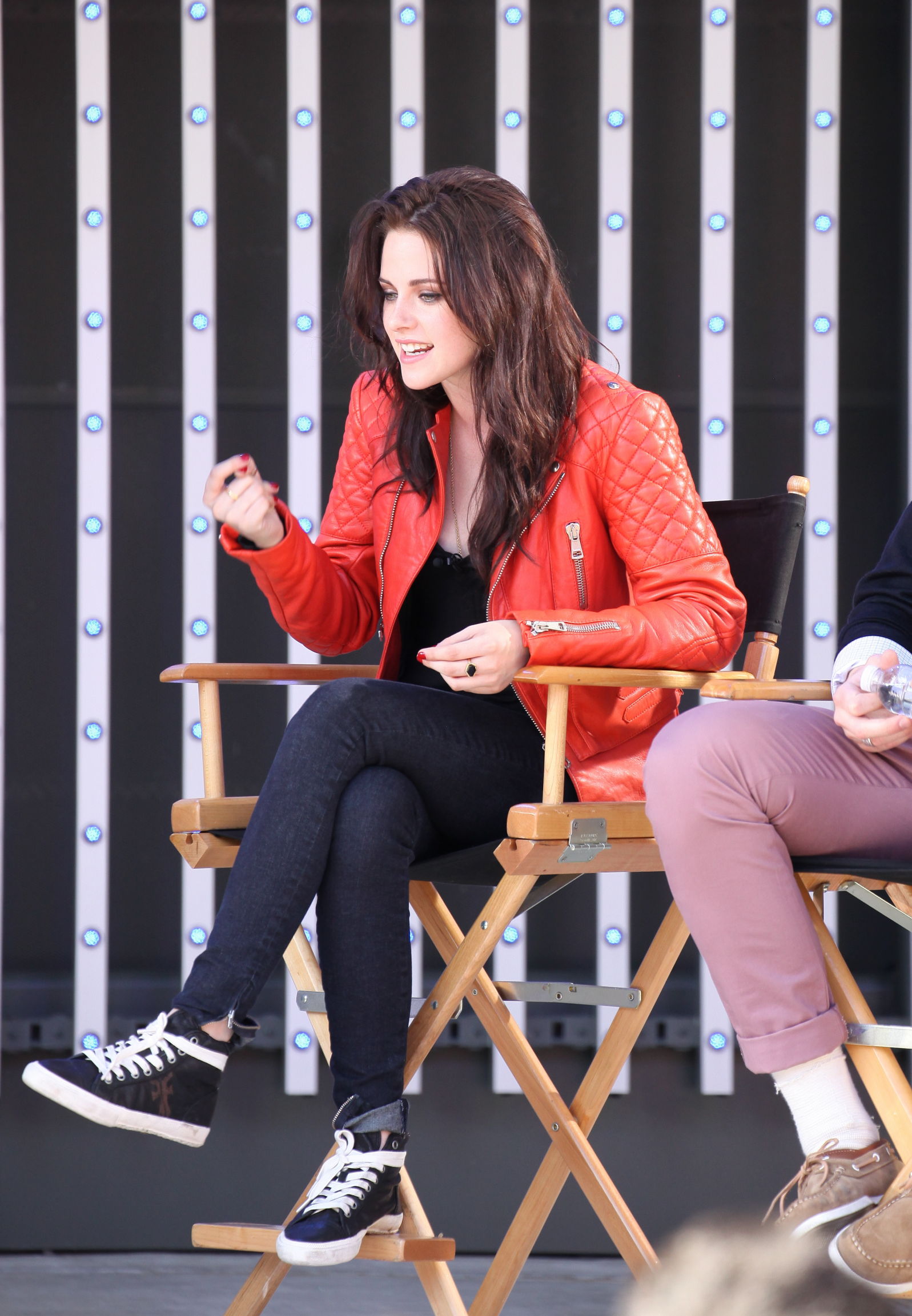 Kristen Stewart Pictures Kristen Stewart - MTV's  Snow White & the Huntsman  Sneak Peek at Universal Citywalk (May 29, 2012)