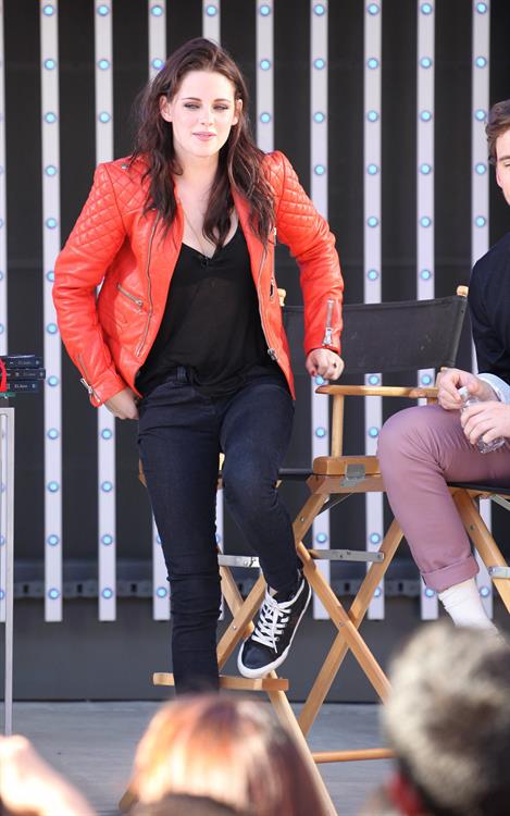 Kristen Stewart - MTV's  Snow White & the Huntsman  Sneak Peek at Universal Citywalk (May 29, 2012)
