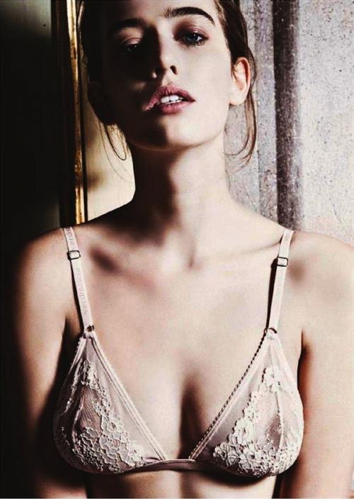 Eliza Sys in lingerie