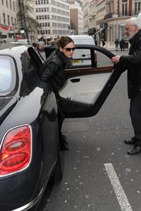 Kelly Brook - Looking for new clothes in London (13.02.2013) 