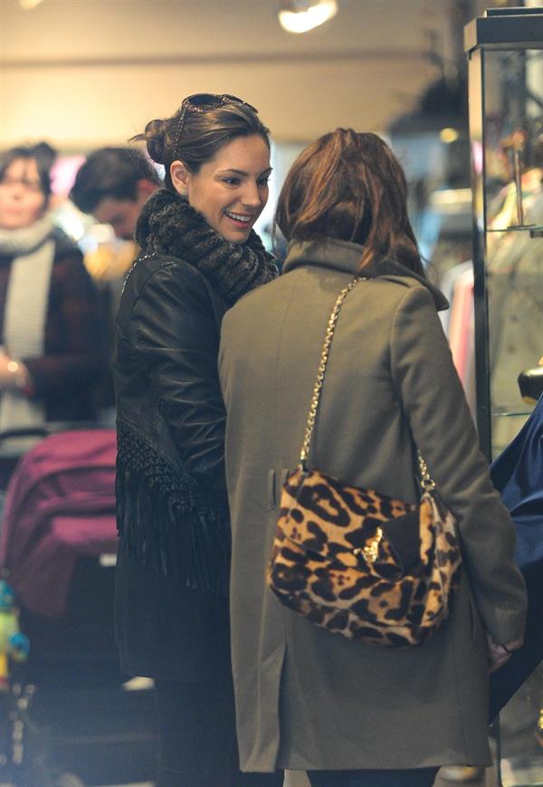Kelly Brook - Looking for new clothes in London (13.02.2013) 