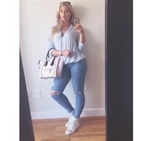 Iskra Lawrence taking a selfie