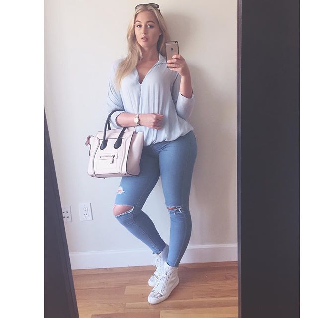 Iskra Lawrence taking a selfie