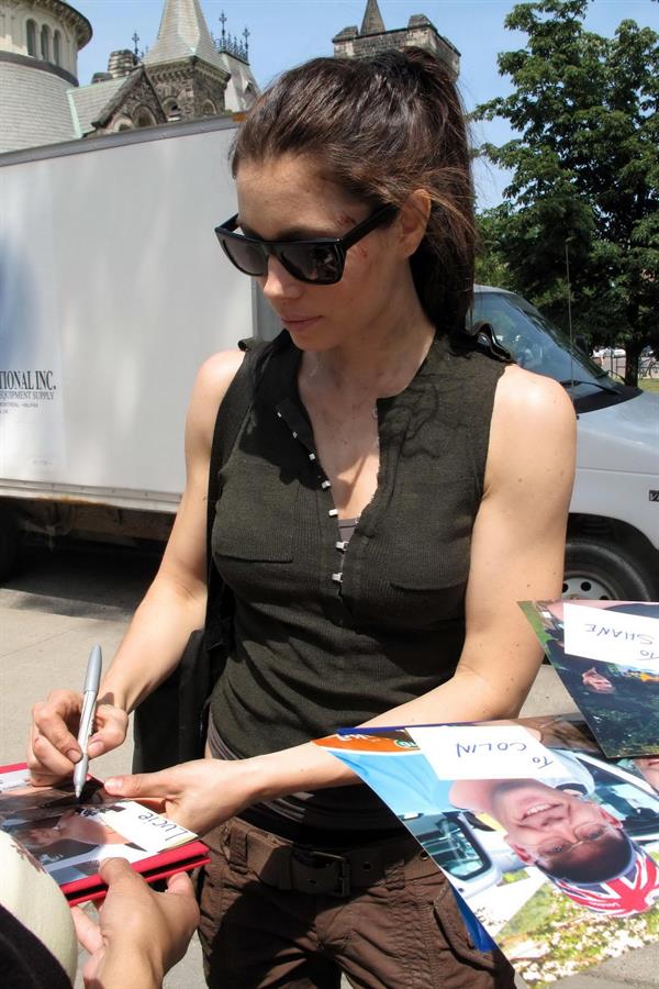 Jessica Biel signing autographs in Los Angelese June 20, 2011