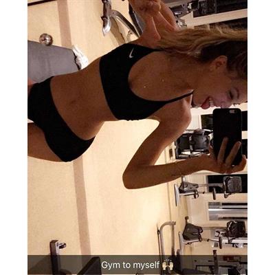 Alexis Ren taking a selfie