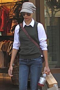 Zoe Saldana shopping at Nordstrom at The Grove in Los Angeles, CA, USA on December 24, 2011 