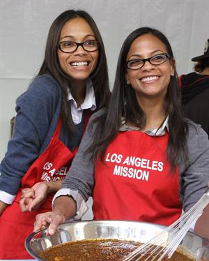 Zoe Saldana 75th Anniversary Of Los Angeles Mission Serving Thanksgiving Dinner To The Homeless