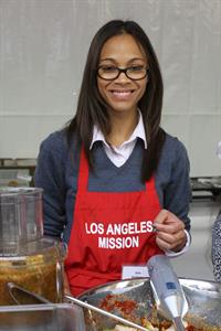 Zoe Saldana 75th Anniversary Of Los Angeles Mission Serving Thanksgiving Dinner To The Homeless