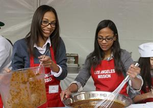 Zoe Saldana 75th Anniversary Of Los Angeles Mission Serving Thanksgiving Dinner To The Homeless