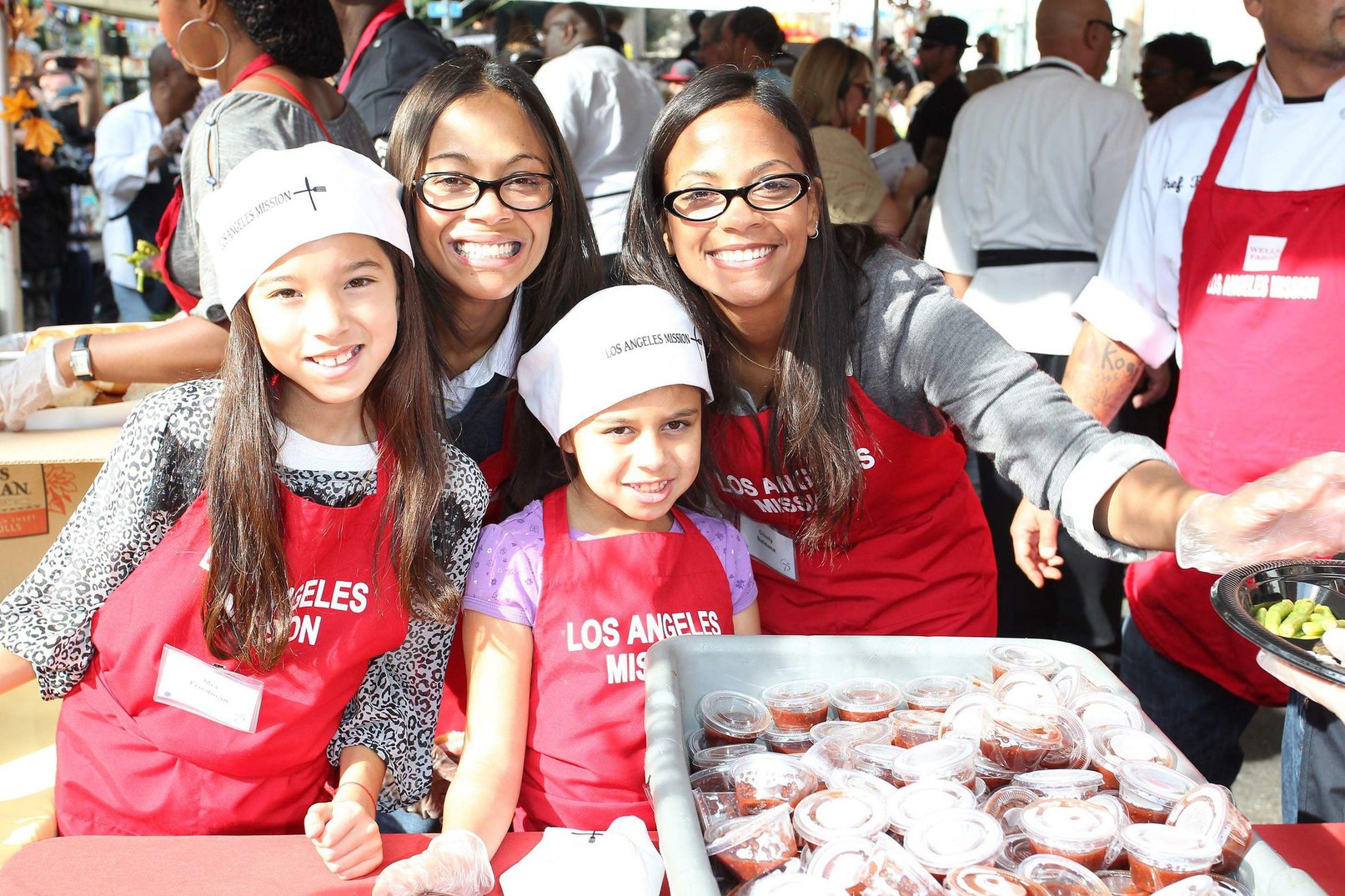 Zoe Saldana 75th Anniversary Of Los Angeles Mission Serving Thanksgiving Dinner To The Homeless