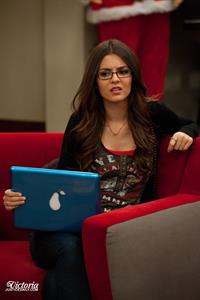 Victoria Justice Victorious Season 3 Episode 1 'A Christmas Tori' stills