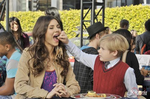 Victoria Justice Victorious Season 3-Episode 8 'April Fools' Blank' stills 