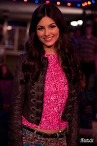 Victoria Justice Victorious Season 3 Episode 19 'Tori fies Beck and Jade' stills 