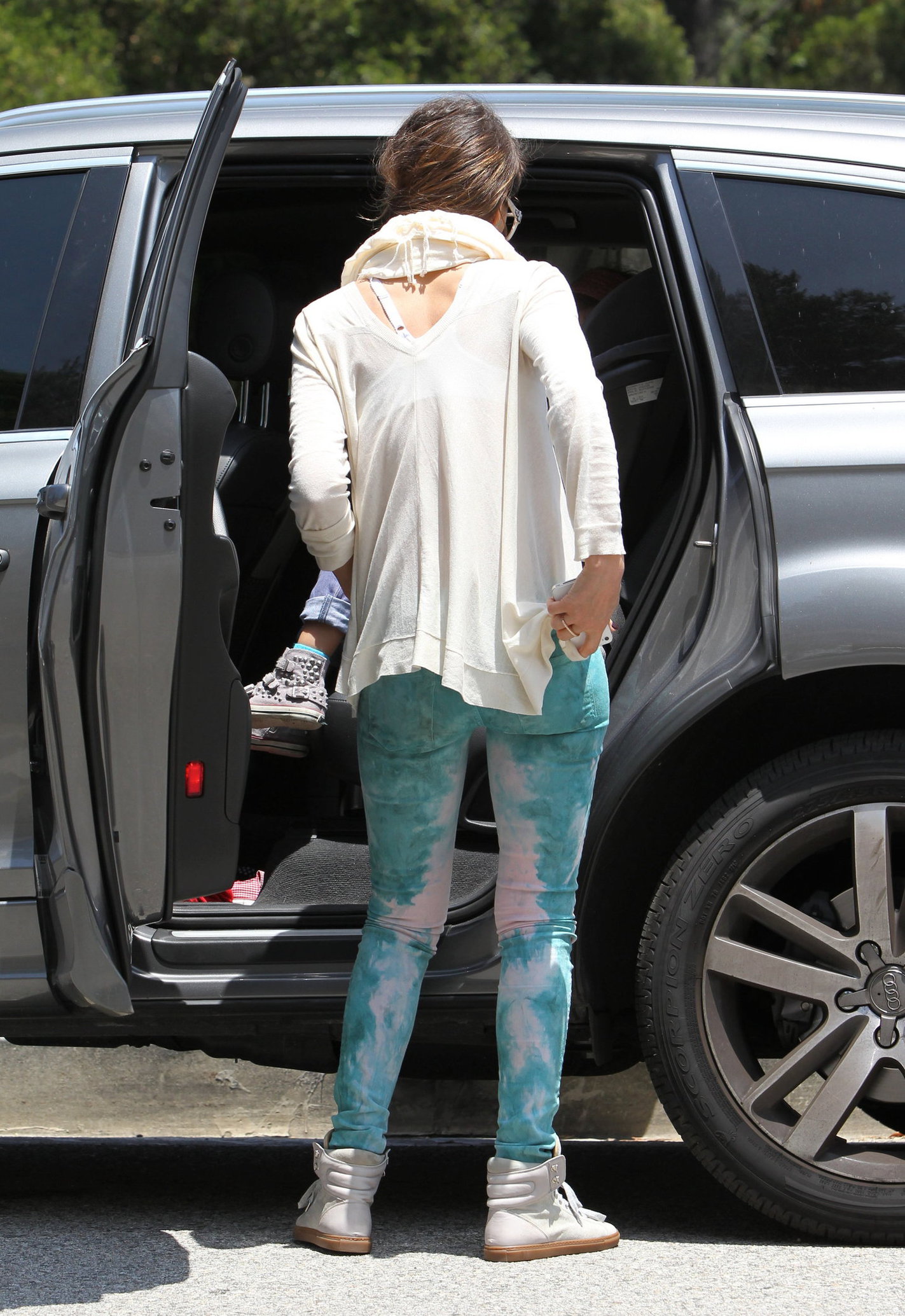 Jessica Alba a park in Beverly Hills 12-5-2012