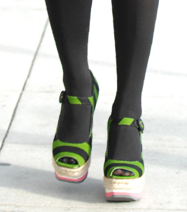 Jessica Alba shopping in Beverly Hills California on March 25, 2011 