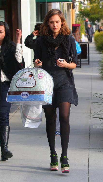Jessica Alba shopping in Beverly Hills California on March 25, 2011 