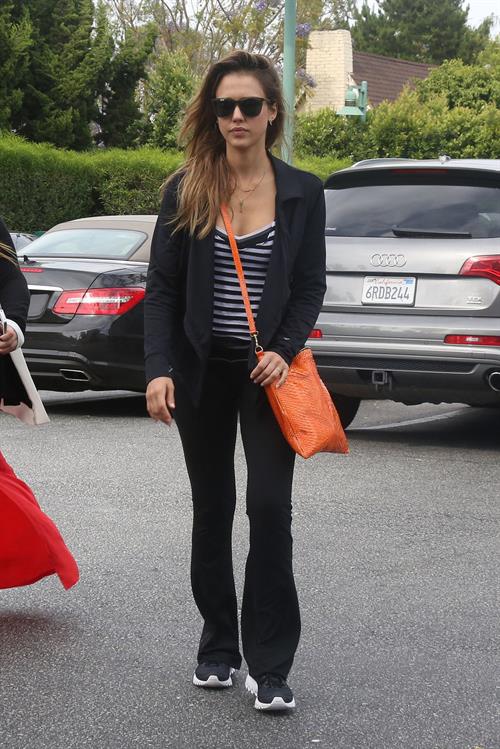 Jessica Alba - Running errands in Los Angeles (16.05.2013) 