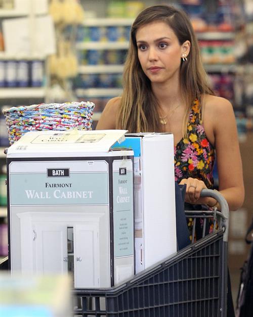 Jessica Alba - Running errands in Los Angeles 