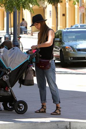 Jessica Alba Shopping with daughters - Aug 24 