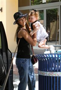 Jessica Alba Shopping with daughters - Aug 24 