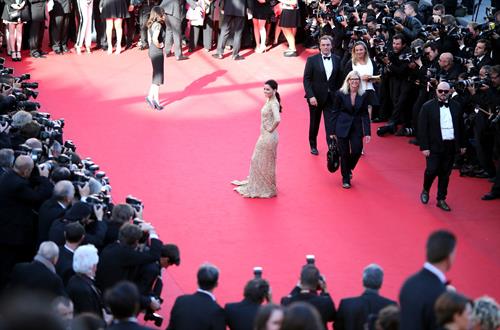 Eva Longoria in a Versace dress at the premiere of Le Passe in Cannes (17.05.2013) 