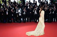 Eva Longoria in a Versace dress at the premiere of Le Passe in Cannes (17.05.2013) 