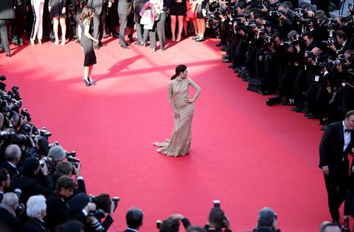 Eva Longoria in a Versace dress at the premiere of Le Passe in Cannes (17.05.2013) 