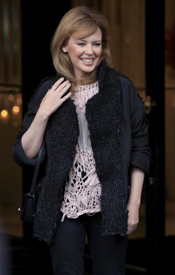 Kylie Minogue Leaving the Four Seasons hotel in Paris - October 29, 2012