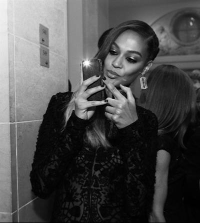 Joan Smalls taking a selfie
