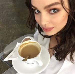Luma Grothe taking a selfie