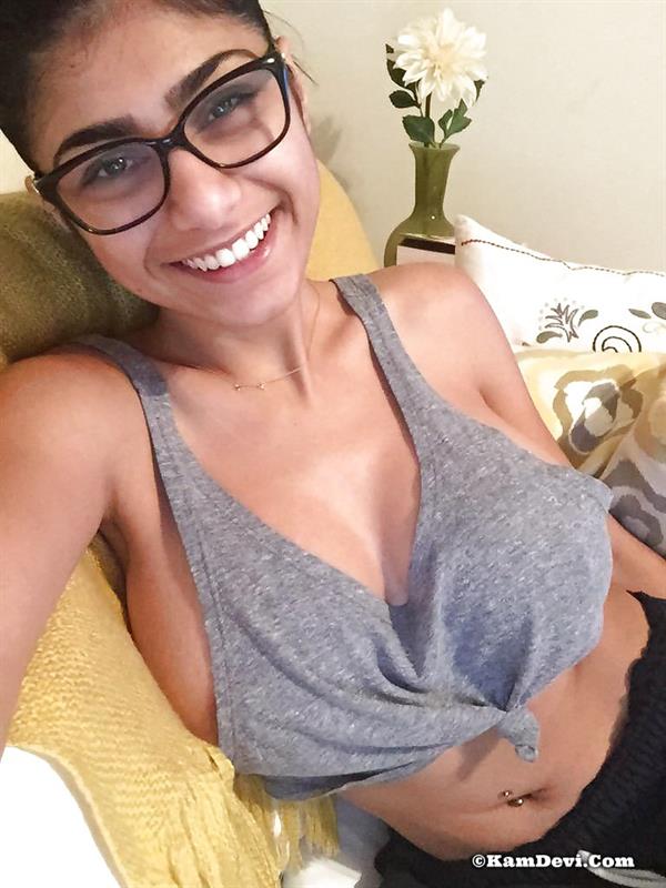 Stunning Mia khalifa goes naked on cam during an interview, Wysacansbabes