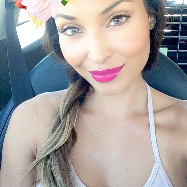 Johana Gómez in a bikini taking a selfie