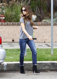 Kate Beckinsale - Enjoys a stroll in Los angeles (07.06.2013) 