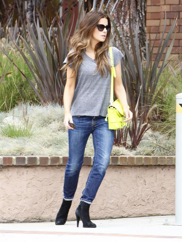 Kate Beckinsale - Enjoys a stroll in Los angeles (07.06.2013) 