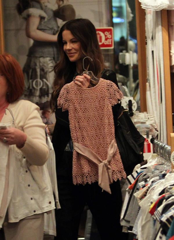 Kate Beckinsale shopping at Piccolo Paradiso store December 14, 2012 