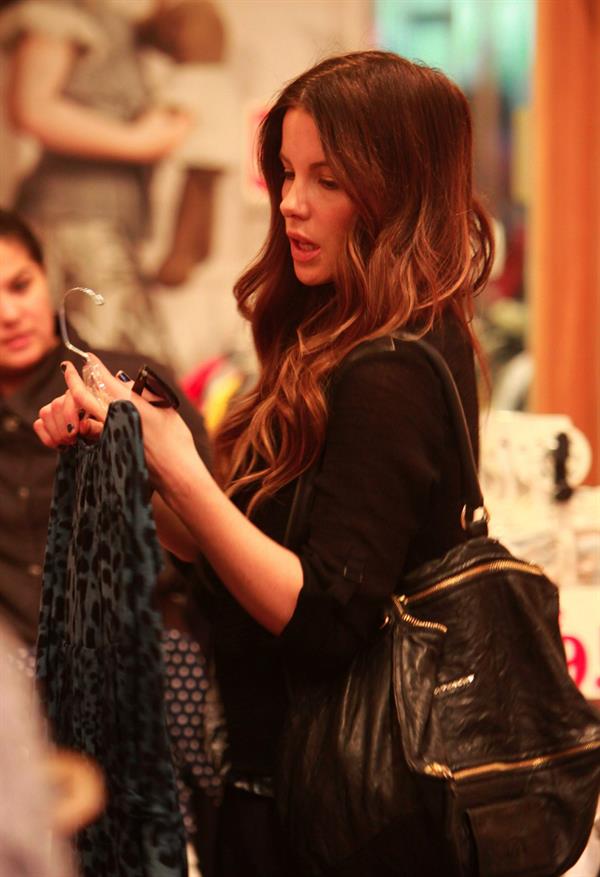 Kate Beckinsale shopping at Piccolo Paradiso store December 14, 2012 