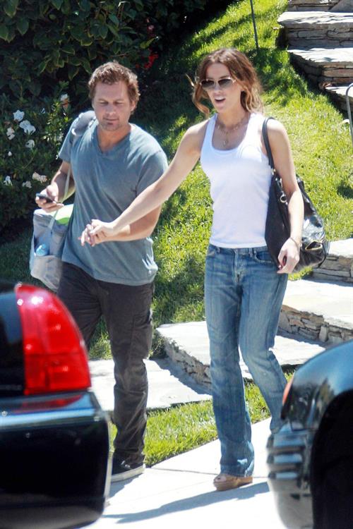 Kate Beckinsale - limo trip to a private tour at the LA Zoo July 26-2012