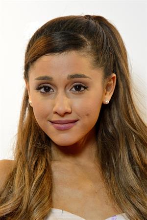 Ariana Grande – “Sam & Cat” Premiere in London 10/12/13  