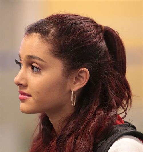 Ariana Grande catching flight back to LA in Vancouver 11/3/12