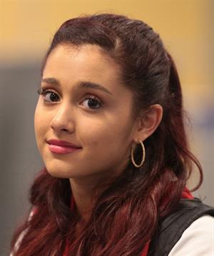 Ariana Grande catching flight back to LA in Vancouver 11/3/12