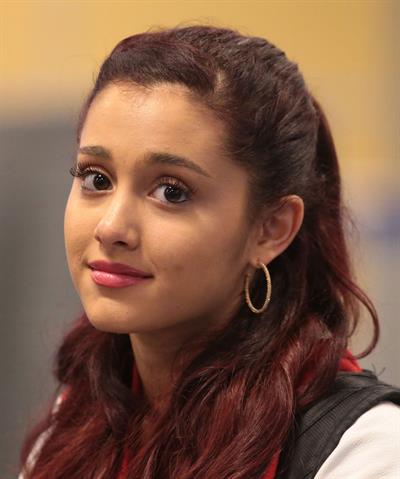 Ariana Grande catching flight back to LA in Vancouver 11/3/12