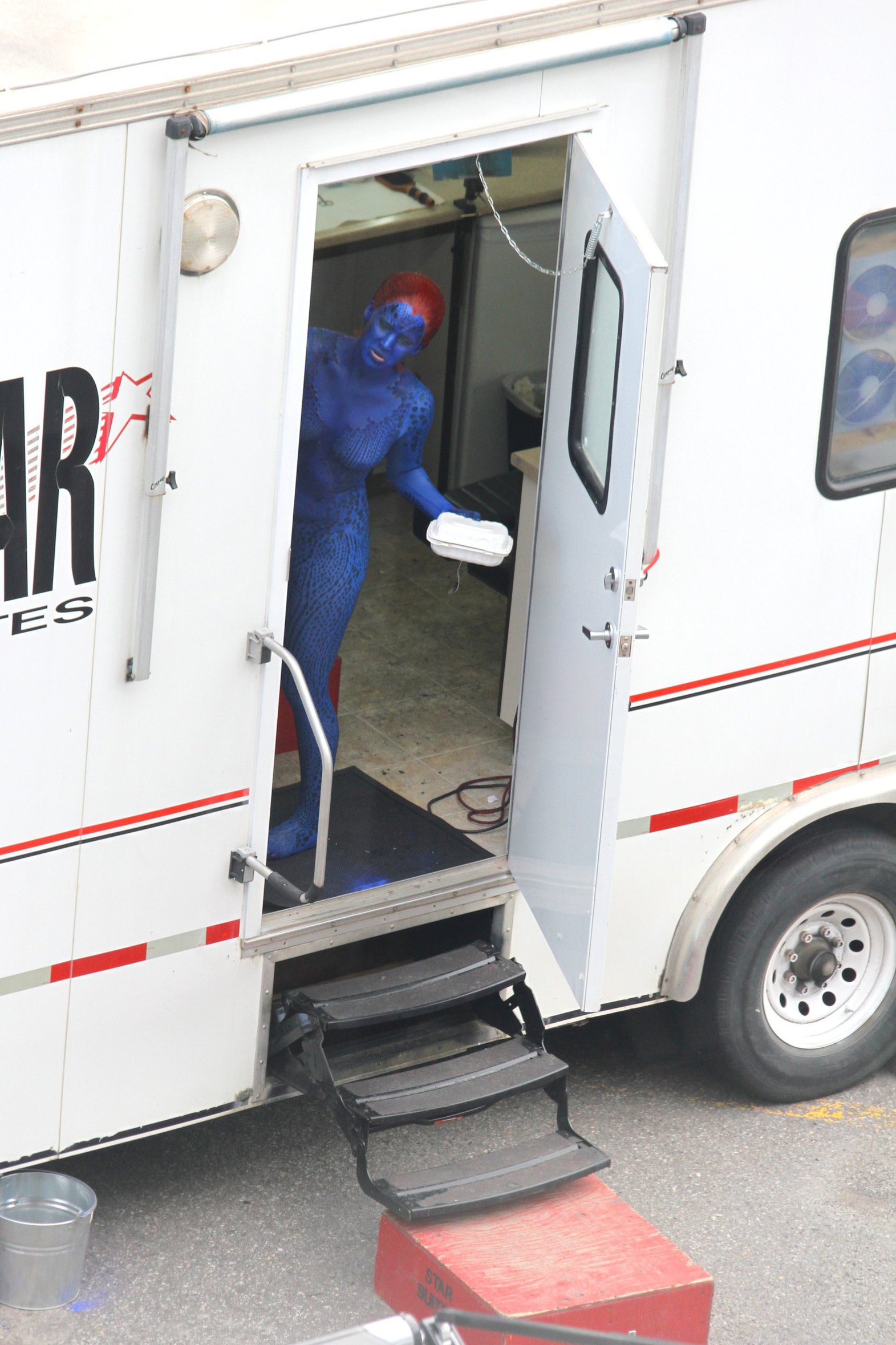 Jennifer Lawrence s On the Set of X-Men: Days of Future Past - Montreal, Canada (May 31, 2013) 