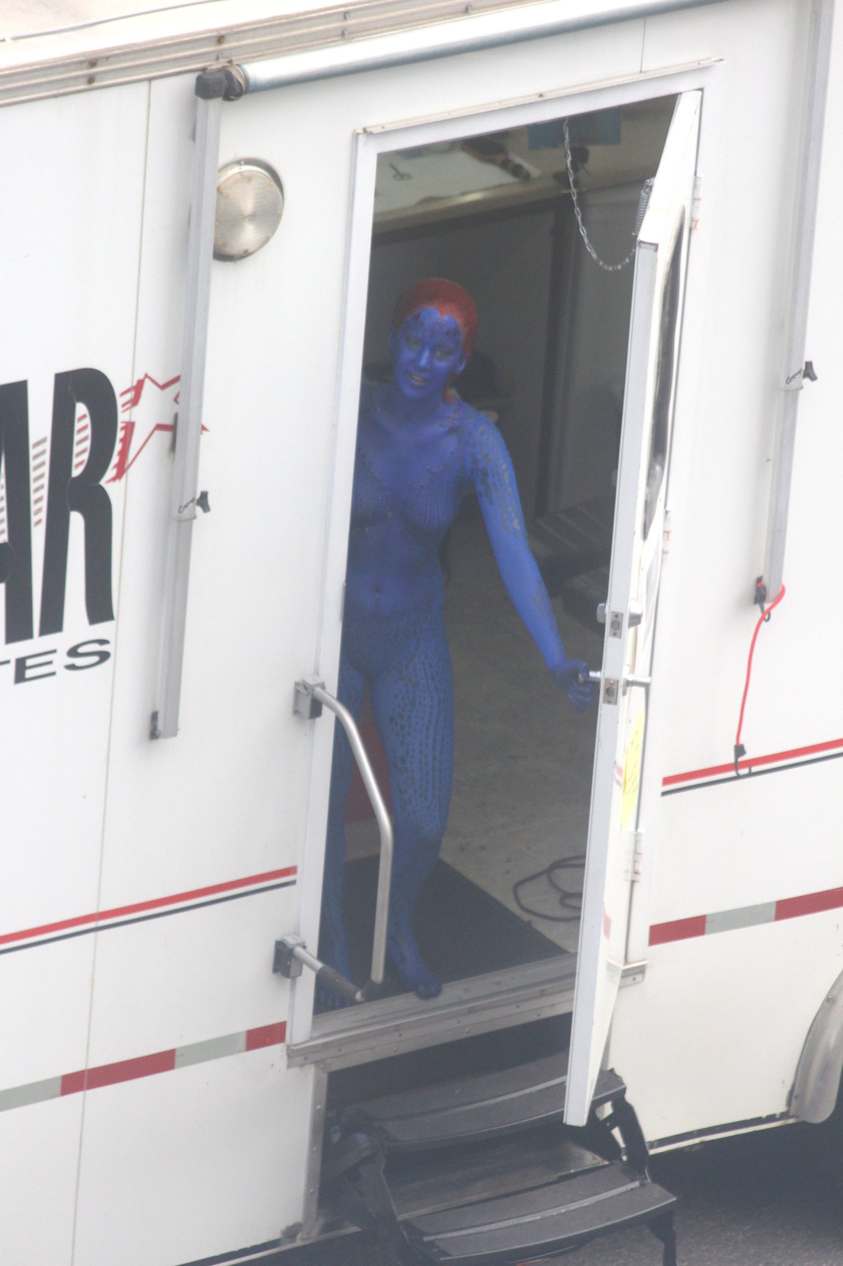Jennifer Lawrence s On the Set of X-Men: Days of Future Past - Montreal, Canada (May 31, 2013) 