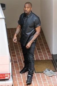 Kim Kardashian Goes house hunting with Kanye West in Bel Air (May 10, 2013) 