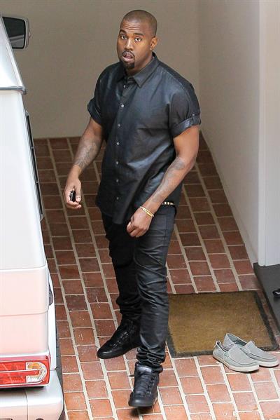 Kim Kardashian Goes house hunting with Kanye West in Bel Air (May 10, 2013) 